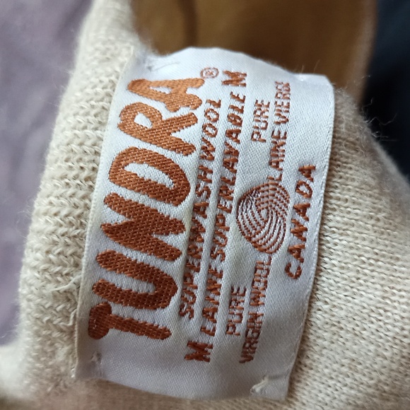 Vintage 90s TUNDRA 100% Wool V-Neck Sweater - Picture 2 of 4